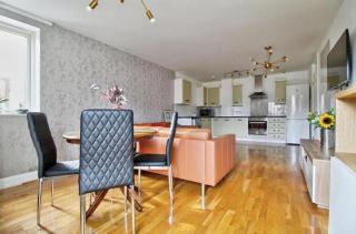 Entire rental unit in Greater London - 9