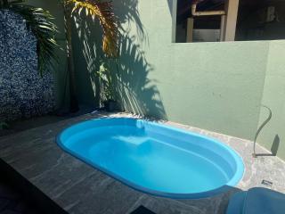 Casasveraneio casa top com 3 suítes com ar condicionado a 100 m da Praia - Barra de São Miguel, 7 minutos do gunga e 3 da praia bonita e conchas ! Área gourmet particular com churrasqueira , chuveirão !condomínio com muito verde,piscina de 10m! - 3