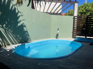 Casasveraneio casa top com 3 suítes com ar condicionado a 100 m da Praia - Barra de São Miguel, 7 minutos do gunga e 3 da praia bonita e conchas ! Área gourmet particular com churrasqueira , chuveirão !condomínio com muito verde,piscina de 10m! - 2