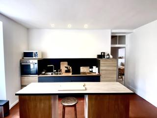 Sunny 3BR Apt - 8