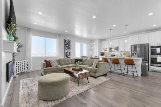 Serene New Lake Point Home with Views - 5