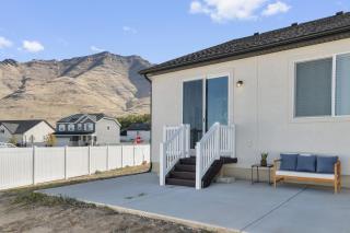 Serene New Lake Point Home with Views - 1