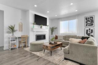 Serene New Lake Point Home with Views - 0