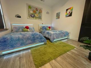 Sleeps 14 Fenced Yard Downtown - 1