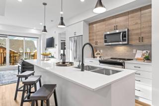 3BR Mountain Bliss Retreat with Gym Hot Tub and Sauna - 9