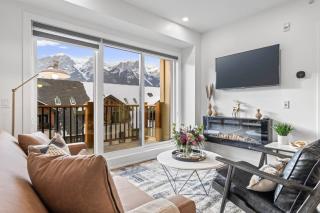 3BR Mountain Bliss Retreat with Gym Hot Tub and Sauna - 1