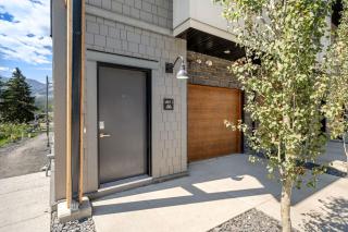 Modern 4BR Mountain Retreat Balcony BBQ near DT - 2