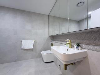 Cosy Convenience 2BR APT in Castle Hill - 2