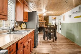 10 Creekside Retreat House with private Hot Tub - 8