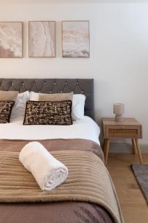 MIDWEEK OFFER - Modern Apartment, 3 TVs, Sleeps 6 - 5