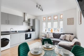 MIDWEEK OFFER - Modern Apartment, 3 TVs, Sleeps 6 - 4