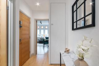 MIDWEEK OFFER - Modern Apartment, 3 TVs, Sleeps 6 - 3