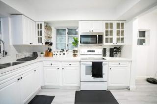 Large 3 bedroom with Pool Table and back patio in Midtown -  - 2