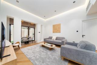 Newly Refurbished Luxury Garden Apartment with Burj Khalifa View and Direct Pool Access in Downtown Dubai - 3