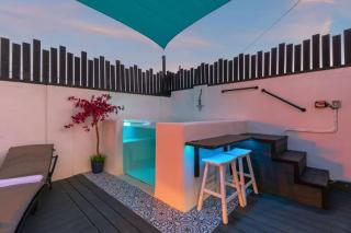 Private Retreat Grill Jacuzzi Downtown - 4