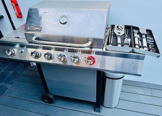 Private Retreat Grill Jacuzzi Downtown - 2