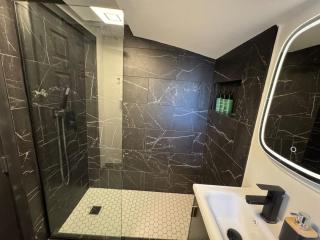 Private Retreat Grill Jacuzzi Downtown - 1