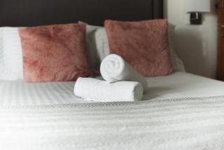 2 Bedroom Apartment - Parking - Walk to Town - 6