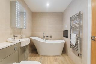 2 Bedroom Apartment - Parking - Walk to Town - 1