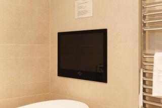 2 Bedroom Apartment - Parking - Walk to Town - 2