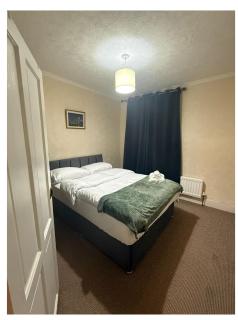 Spacious 6BR Family & Group Home Garden & Parking Sleeps 10 - 0