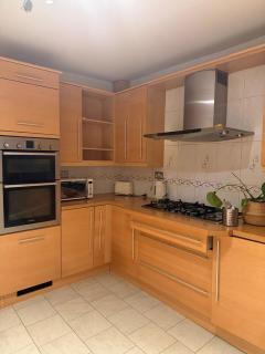 Spacious 6BR Family & Group Home Garden & Parking Sleeps 10 - 3