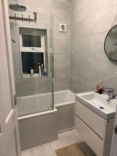 Spacious 6BR Family & Group Home Garden & Parking Sleeps 10 - 2