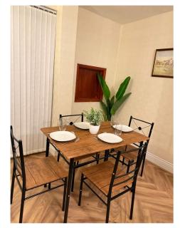 Spacious 6BR Family & Group Home Garden & Parking Sleeps 10 - 4