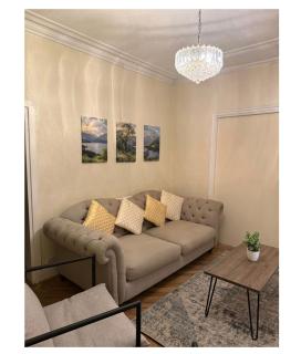 Spacious 6BR Family & Group Home Garden & Parking Sleeps 10 - 7