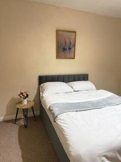 Spacious 6BR Family & Group Home Garden & Parking Sleeps 10 - 8