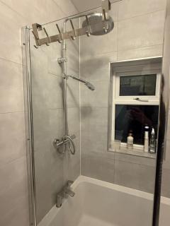 Spacious 6BR Family & Group Home Garden & Parking Sleeps 10 - 1