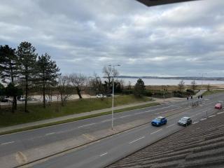 Sea Breeze City-Centre Flat with Parking - 2