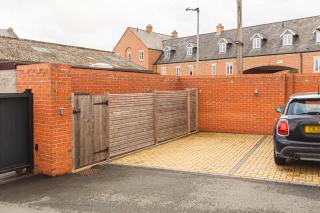 2 Bedroom Apartment - Parking - Walk to Town - 4