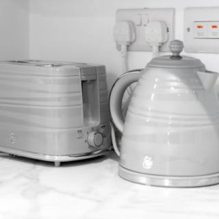 Two Bedroom Apartment - WiFi - Netflix - Balcony - Secure Parking - 2MC - 4