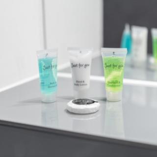 Two Bedroom Apartment - WiFi - Netflix - Balcony - Secure Parking - 2MC - 1