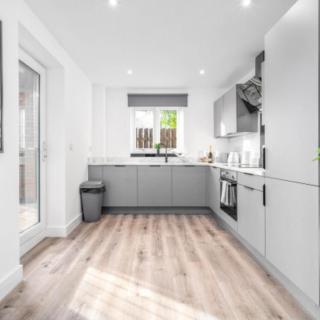 Two Bedroom Apartment - WiFi - Netflix - Balcony - Secure Parking - 2MC - 7