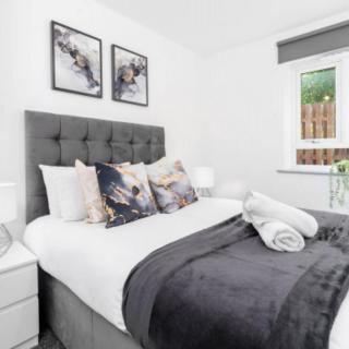 Two Bedroom Apartment - WiFi - Netflix - Balcony - Secure Parking - 2MC - 5