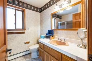 Spacious 4 Bedroom Retreat Near Lake Tahoe- Comfort and Views - 8