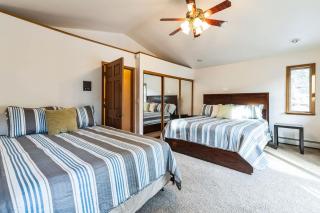 Spacious 4 Bedroom Retreat Near Lake Tahoe- Comfort and Views - 7