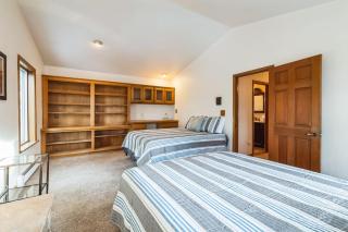 Spacious 4 Bedroom Retreat Near Lake Tahoe- Comfort and Views - 3