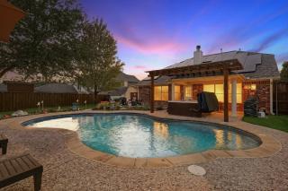 4BD w Backyard HotTub Firepit Cinema BBQ - 0