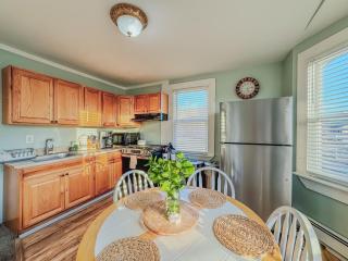 Entire Lovely 3 Bedroom, 2 Bathroom Apartment! 1 Block to the Beach and Boardwalk! - 7