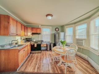 Entire Lovely 3 Bedroom, 2 Bathroom Apartment! 1 Block to the Beach and Boardwalk! - 6