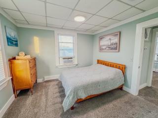 Entire Lovely 3 Bedroom, 2 Bathroom Apartment! 1 Block to the Beach and Boardwalk! - 5