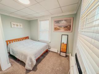 Entire Lovely 3 Bedroom, 2 Bathroom Apartment! 1 Block to the Beach and Boardwalk! - 3