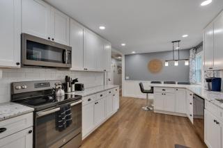 New! Relaxing Retreat Near North Hills & Downtown - 7