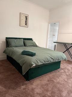 Stay for 9 - Work Teams, Contractors & Families - Smart TV, Fast WiFi & Kitchen - Near Doncaster Station & M18 - 8
