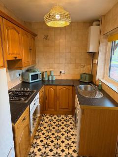 Stay for 9 - Work Teams, Contractors & Families - Smart TV, Fast WiFi & Kitchen - Near Doncaster Station & M18 - 9