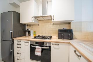 3 Bedroom Apartment With Balcony Near Kings Cross - 3