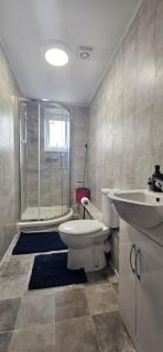 OG Stays VIII- Free Wifi, Free Parking, Family & Contractor - 1